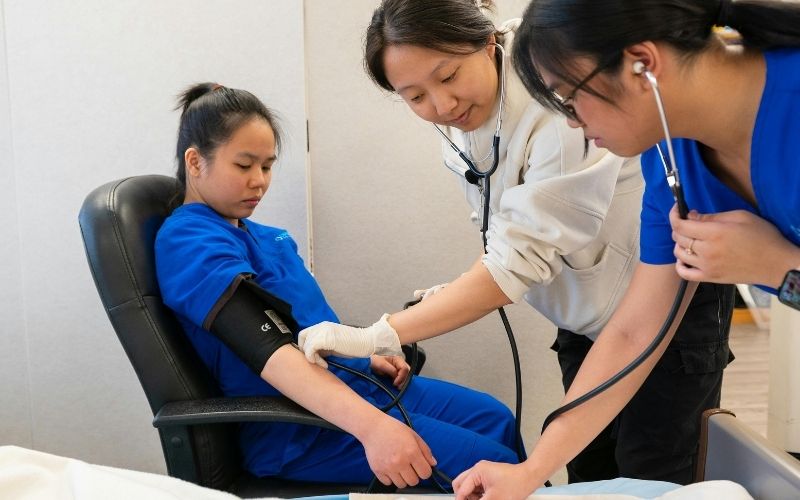 Private vs Public Healthcare Investing 2026: Private Healthcare Investments Compared to Public Healthcare Stocks Risk